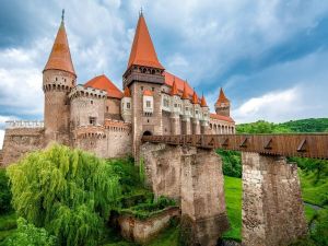 burg hunedoara castelul corvinilor rumaenien